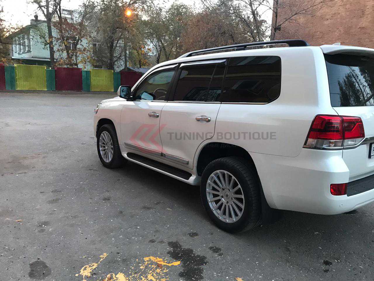 Toyota Land Cruiser 200 на дисках Black Rhino Spear Silver Polished фото 1